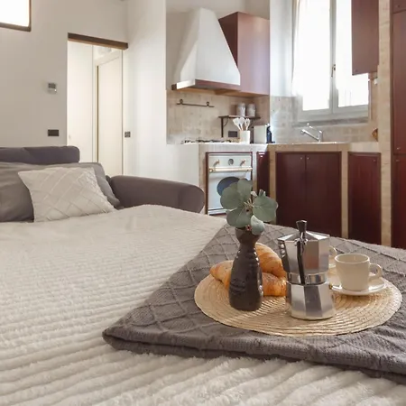 Charme Milan-300m Dal Duomo Апартаменты *